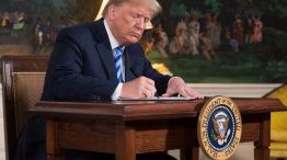 Donald Trump firma la retirada de EE.UU. en el acuerdo nuclear con Irán.