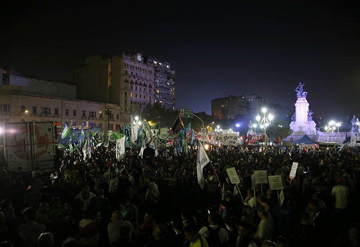 Organizaciones sociales y partidos politicos se concetraron frente al Congreso, para exigir la anulación de los tarifazos y presentar su programa de nacionalización integral sin pago de todo el sistema energético y de transporte público