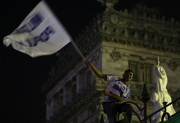 Organizaciones sociales y partidos politicos se concetraron frente al Congreso, para exigir la anulación de los tarifazos y presentar su programa de nacionalización integral sin pago de todo el sistema energético y de transporte público