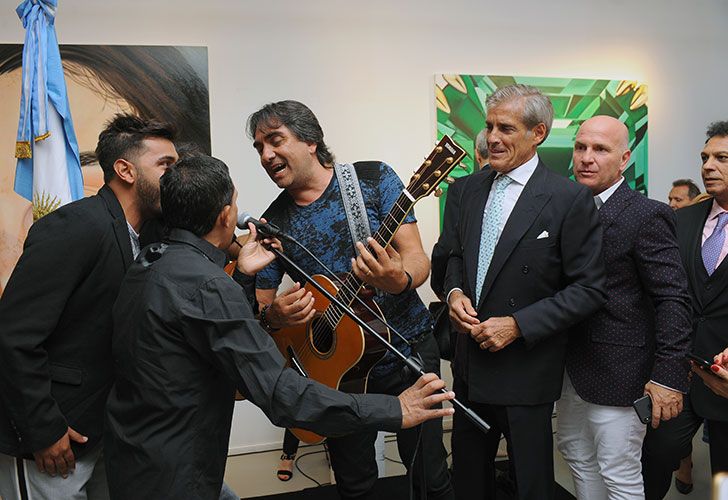 Los nocheros sorprenden al Consul y cantan una chacarera para todos los presentes