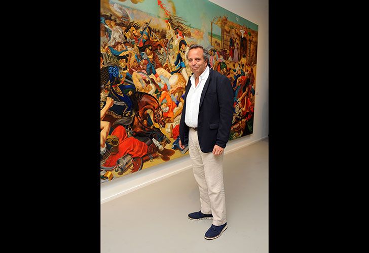 Diego Costa Peuser admira el arte exhibido en Maman Fine Art de Miami