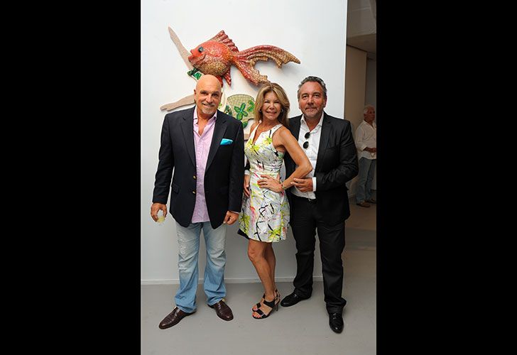 El artista Daniel Bottero junto a Adriana y Alejandro Ambrugna