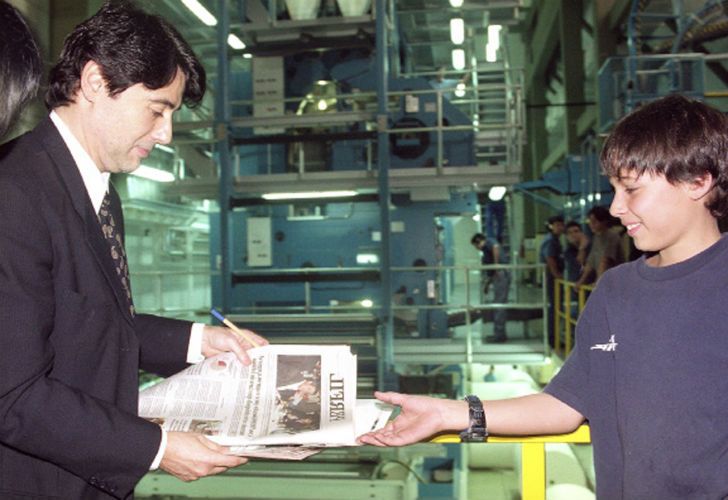 1998. Agustino Fontevecchia a los 11 años cuando acompañó a su padre al lanzamiento y le pidió el primer ejemplar que salió de la máquina.