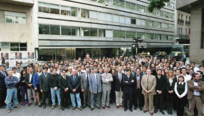 LA REDACCION DE PERFIL EN 1998. El staff completo posa frente a las oficinas de Chacabuco 271. La fotografía fue tomada el 9 de mayo, un día antes de la salida a la calle. El diario duró tres meses y discontinuó su salida el 31 de julio de ese año.