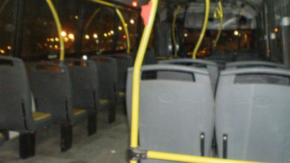 El extraño suceso se produce en un interno de la línea 142.