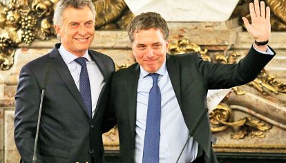 Juntos. Nicolás Dujovne y Mauricio Macri: el economista representa el ala gradualista dentro del gabinete de ministros.