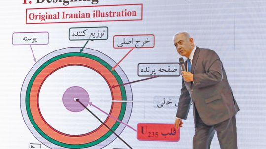 Acusador. Netanyahu presentó en pantalla gigante las supuestas pruebas contra el régimen iraní.