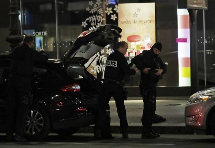 Sucedió en la tarde del sábado. La Policía disparó contra el atacante y lo redujo.