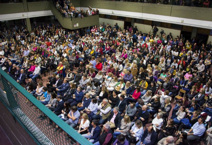 Durante el discurso, ante unas 1000 personas, Manes aseguró: “Mi historia personal está signada en gran medida por las oportunidades que la educación pública de mi país me dio