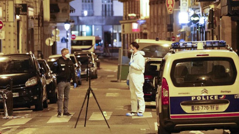 Peritos forenses en la escena del ataque terrorista en París.