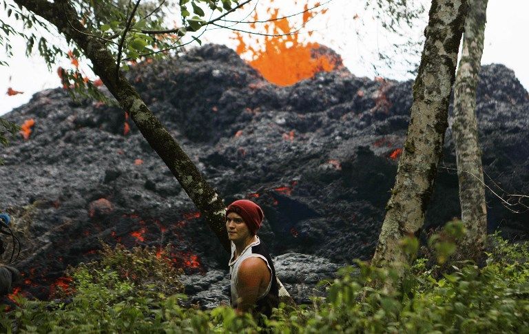 El Kilauea es uno de los volcanes más activos del mundo y uno de los cinco que tiene Hawaii. Su erupción la semana pasada estuvo precedida por un terremoto de magnitud 5 bajo su flanco sur. 