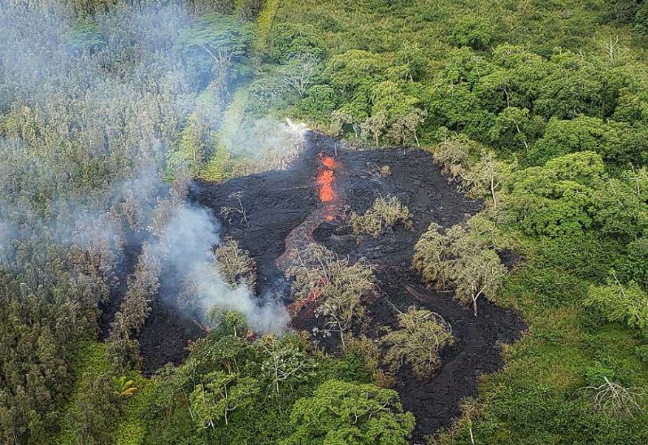 El Kilauea es uno de los volcanes más activos del mundo y uno de los cinco que tiene Hawaii. Su erupción la semana pasada estuvo precedida por un terremoto de magnitud 5 bajo su flanco sur. 