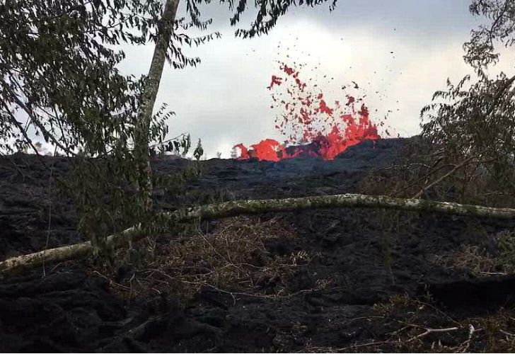 El Kilauea es uno de los volcanes más activos del mundo y uno de los cinco que tiene Hawaii. Su erupción la semana pasada estuvo precedida por un terremoto de magnitud 5 bajo su flanco sur. 