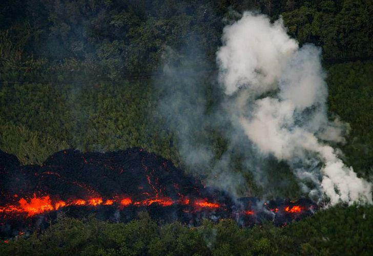 El Kilauea es uno de los volcanes más activos del mundo y uno de los cinco que tiene Hawaii. Su erupción la semana pasada estuvo precedida por un terremoto de magnitud 5 bajo su flanco sur. 