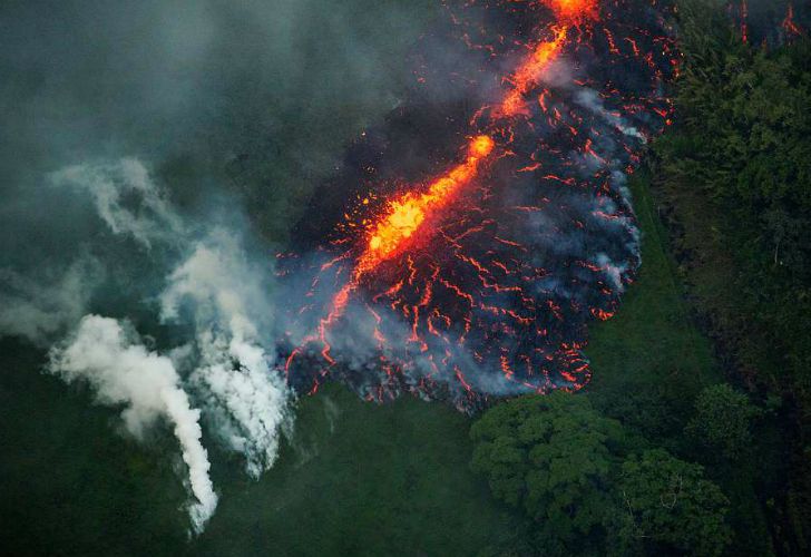 El Kilauea es uno de los volcanes más activos del mundo y uno de los cinco que tiene Hawaii. Su erupción la semana pasada estuvo precedida por un terremoto de magnitud 5 bajo su flanco sur. 