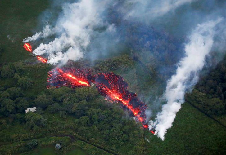 El Kilauea es uno de los volcanes más activos del mundo y uno de los cinco que tiene Hawaii. Su erupción la semana pasada estuvo precedida por un terremoto de magnitud 5 bajo su flanco sur. 