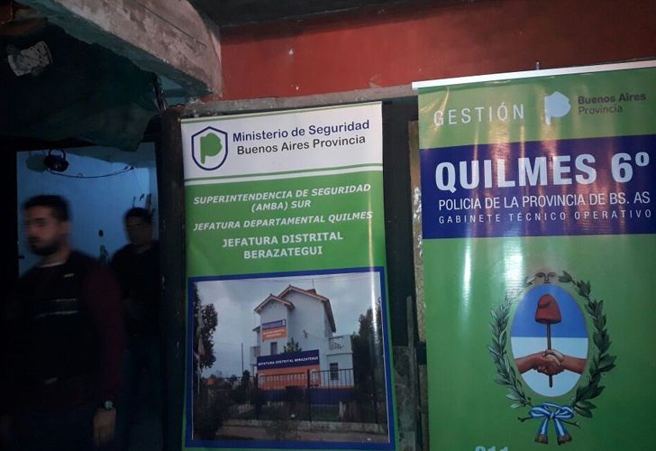 Oficiales de la Jefatura Departamental Quilmes identificaron a once masculinos, aparentes clientes del lugar, cinco mujeres víctimas y seis menores de edad.