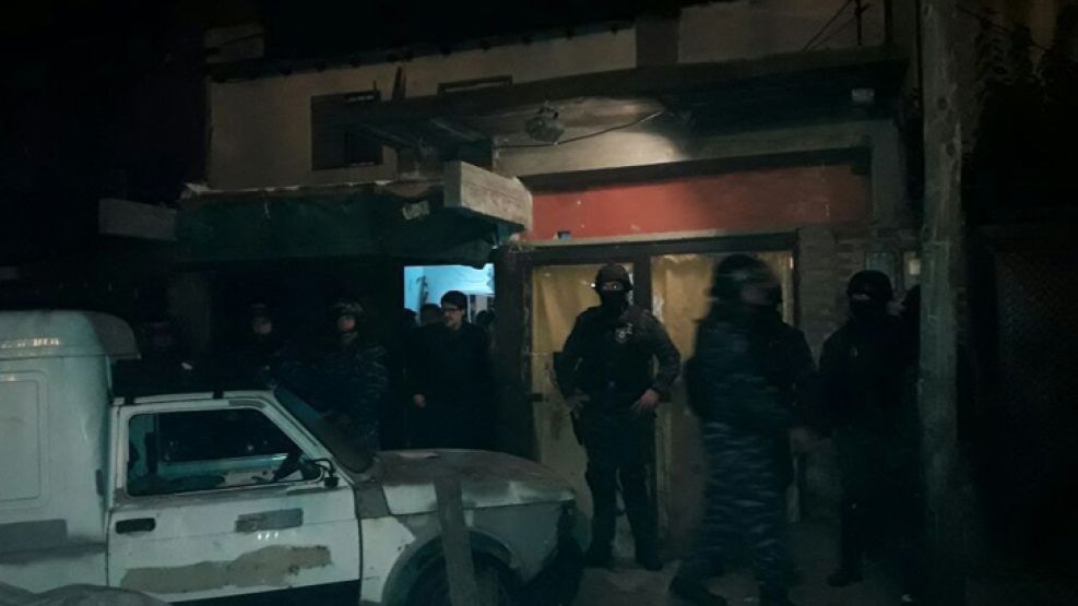 Oficiales de la Jefatura Departamental Quilmes identificaron a once masculinos, aparentes clientes del lugar, cinco mujeres víctimas y seis menores de edad.
