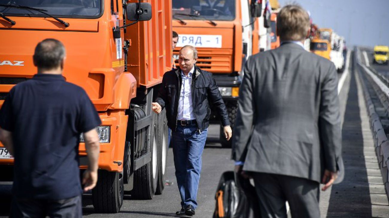 Putin, revisando obras en un puente en Crimea.