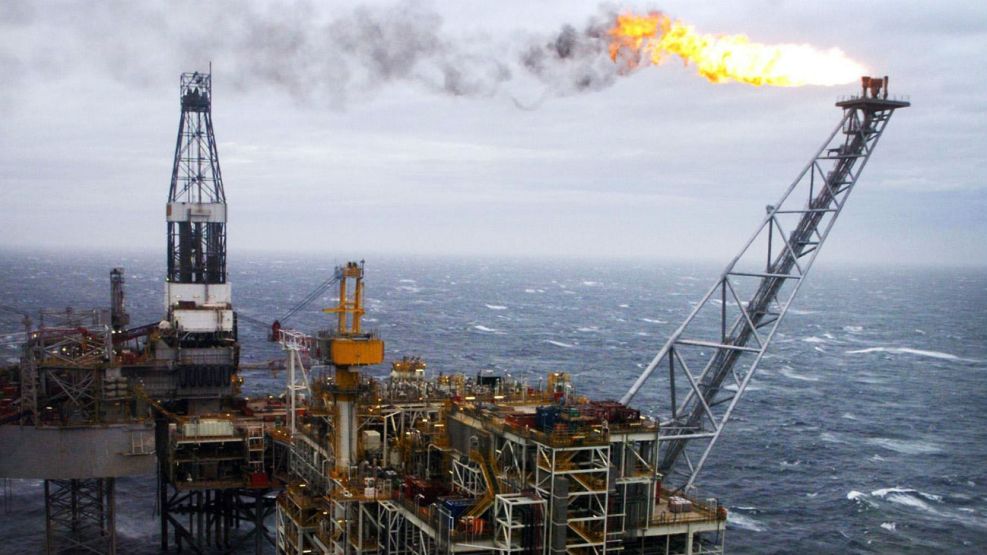 El suministro mundial de petróleo podría verse afectado por varios factores internacionales.