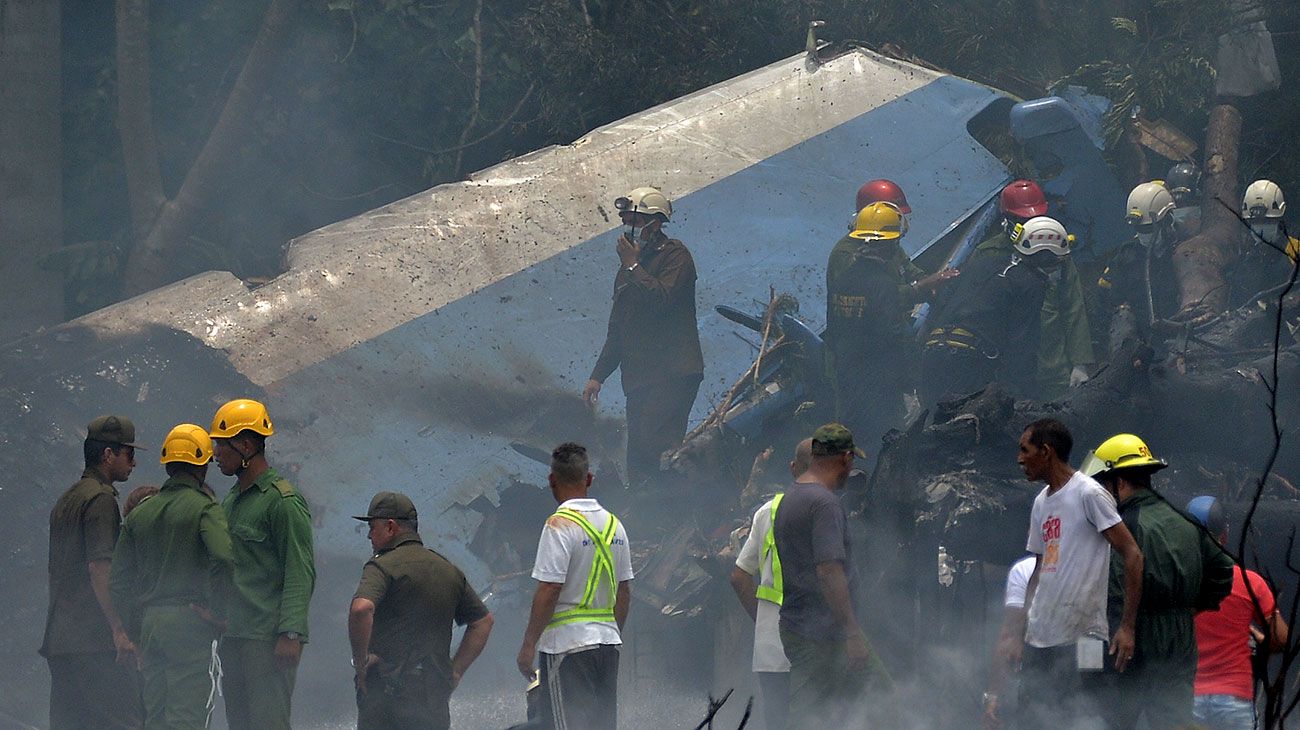 Un avión con 113 personas a bordo se estrelló poco después de despegar del aeropuerto de La Habana, informaron los medios estatales.