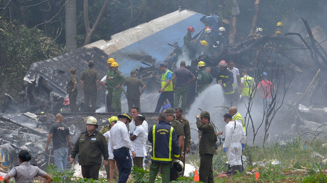 Un avión con 113 personas a bordo se estrelló poco después de despegar del aeropuerto de La Habana, informaron los medios estatales.