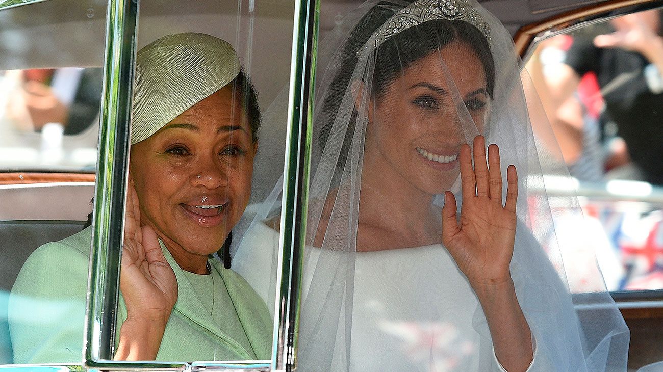 Meghan Markle (Derecha) y su madre, Doria Ragland, llegan a la ceremonia de su boda para casarse con el príncipe Harry, Duque de Sussex, de Gran Bretaña, en la Capilla de San Jorge, Windsor