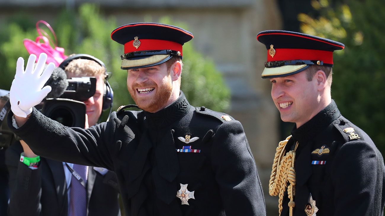 El príncipe Harry, duque de Sussex, llega con su padrino de boda, el príncipe Guillermo, Duque de Cambridge, a la Puerta Oeste de la Capilla de San Jorge