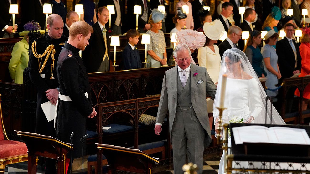 El príncipe Harry, duque de Sussex, mira a su novia, Meghan Markle, cuando llega acompañada por el príncipe Carlos de Gran Bretaña