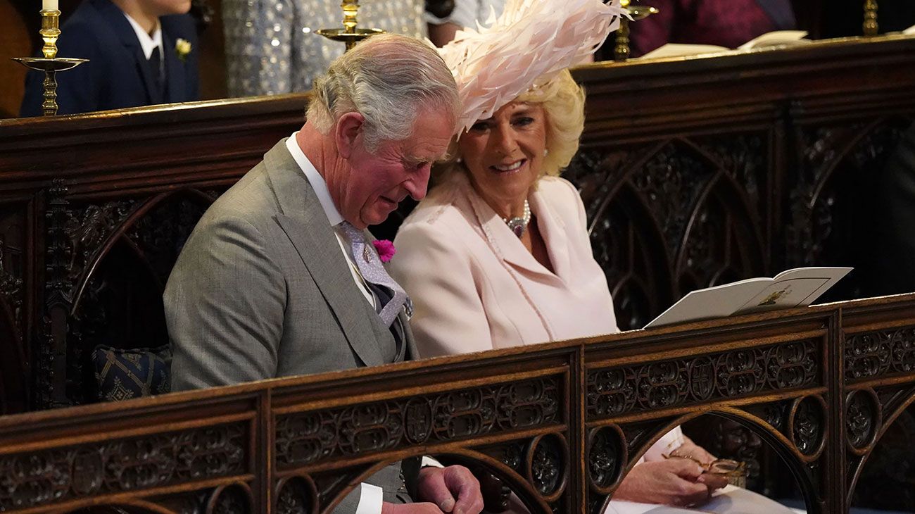  El Príncipe Carlos de Gales y Camilla de Gran Bretaña, duquesa de Cornwall esperan en la capilla para la ceremonia de boda del príncipe Harry, Duque de Sussex y la actriz estadounidense Meghan Markle en la Capilla de San Jorge, Windsor