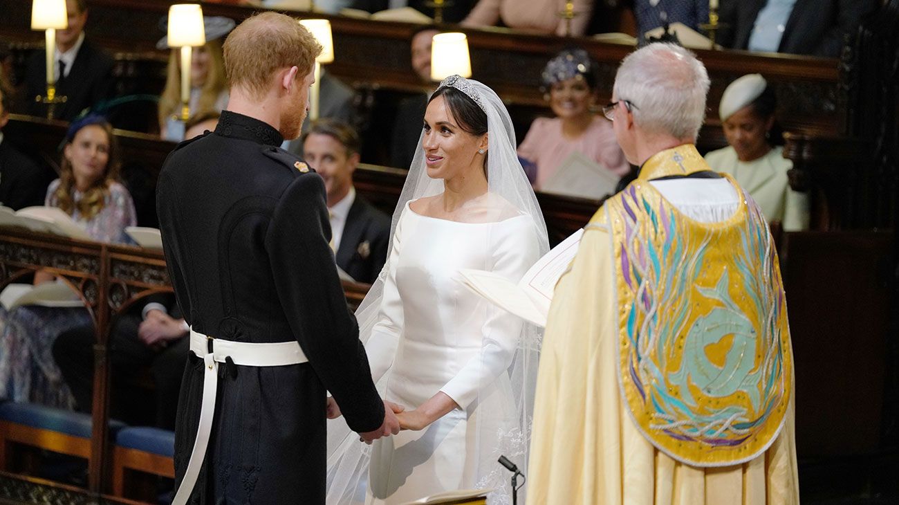 El príncipe Harry de Gran Bretaña, duque de Sussex (L) y prometida estadounidense del príncipe Harry Meghan Markle se unen para su boda en la Capilla de San Jorge, en el Castillo de Windsor