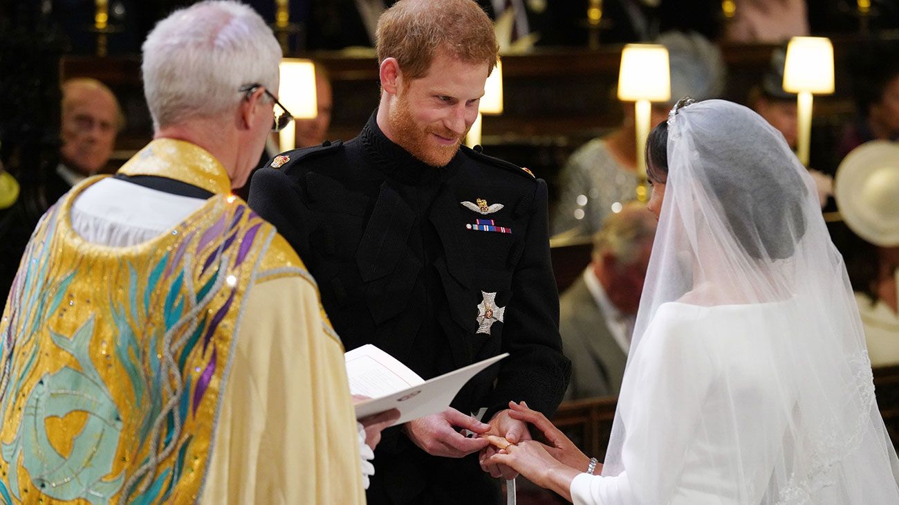 El príncipe Harry de Gran Bretaña, duque de Sussex (L) y prometida estadounidense del príncipe Harry Meghan Markle se unen para su boda en la Capilla de San Jorge, en el Castillo de Windsor