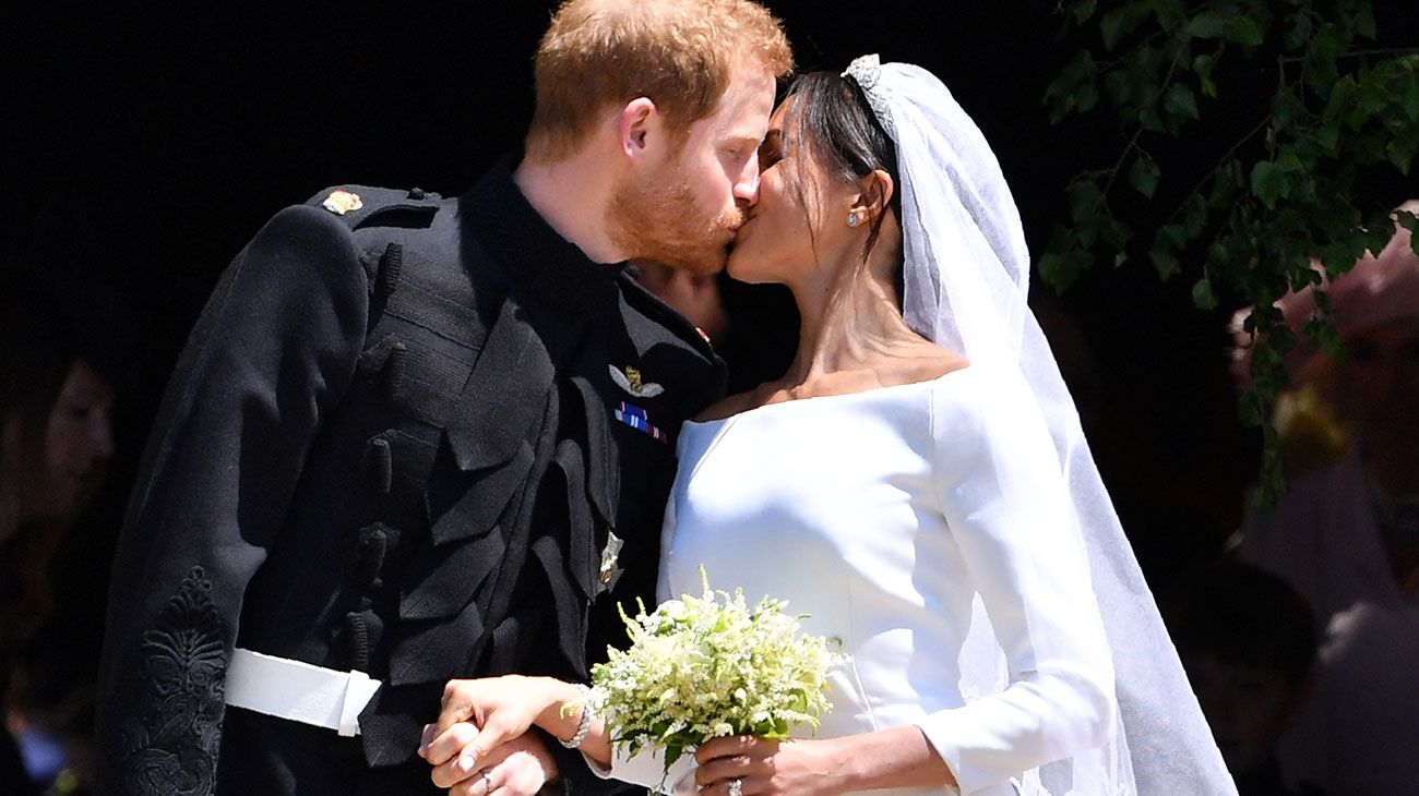  El príncipe Harry, duque de Sussex y su esposa Meghan, duquesa de Sussex, comienzan su recorrido en el carruaje de Ascot Landau después de la ceremonia de su boda en la capilla de San Jorge, el castillo de Windsor.