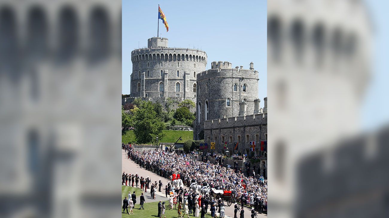  El príncipe Harry, duque de Sussex y su esposa Meghan, duquesa de Sussex, comienzan su recorrido en el carruaje de Ascot Landau después de la ceremonia de su boda en la capilla de San Jorge, el castillo de Windsor.