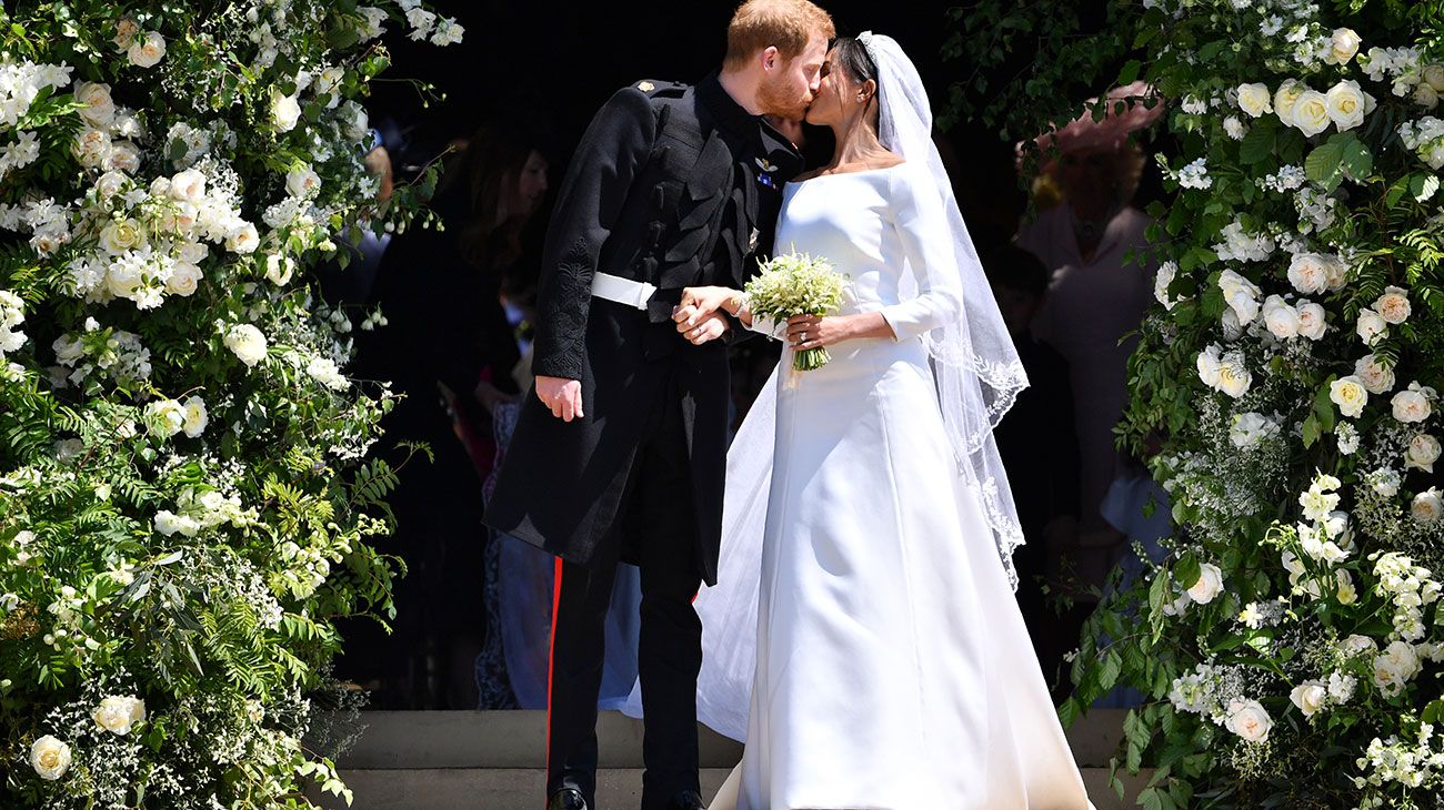  El príncipe Harry, duque de Sussex y su esposa Meghan, duquesa de Sussex, comienzan su recorrido en el carruaje de Ascot Landau después de la ceremonia de su boda en la capilla de San Jorge, el castillo de Windsor.