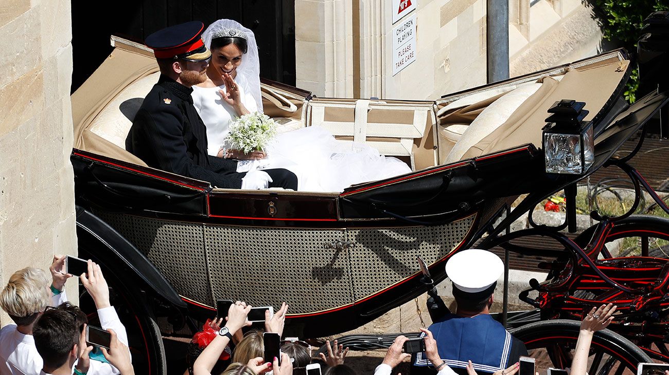  El príncipe Harry, duque de Sussex y su esposa Meghan, duquesa de Sussex, comienzan su recorrido en el carruaje de Ascot Landau después de la ceremonia de su boda en la capilla de San Jorge, el castillo de Windsor.