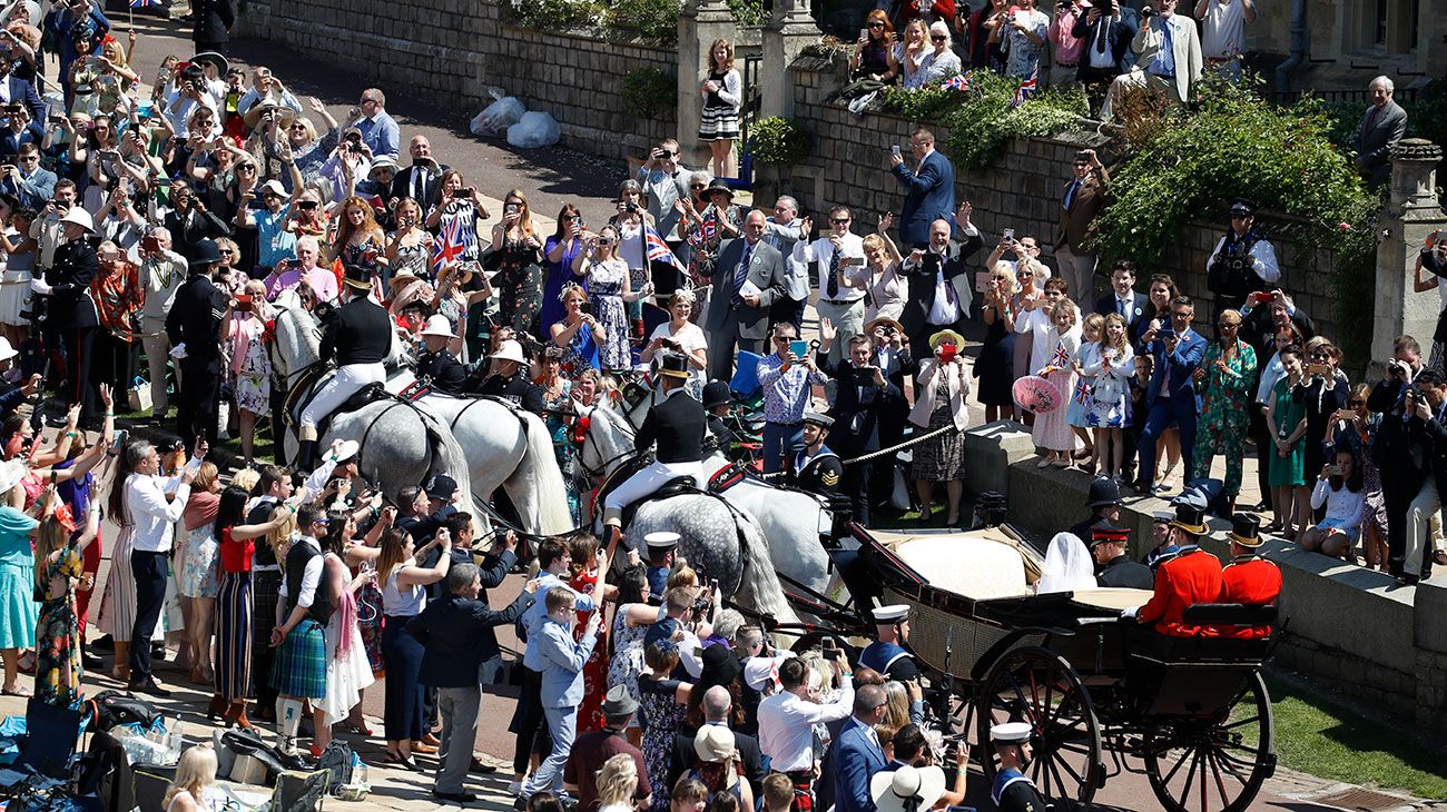  El príncipe Harry, duque de Sussex y su esposa Meghan, duquesa de Sussex, comienzan su recorrido en el carruaje de Ascot Landau después de la ceremonia de su boda en la capilla de San Jorge, el castillo de Windsor.