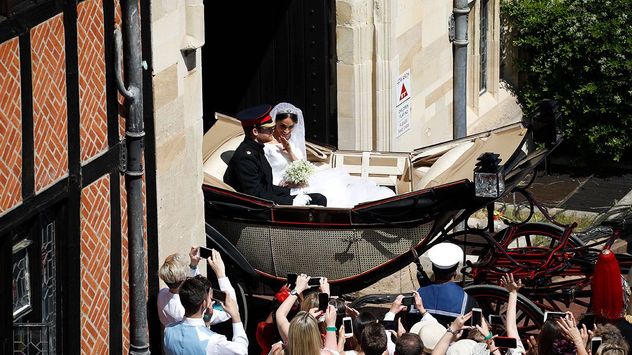  El príncipe Harry, duque de Sussex y su esposa Meghan, duquesa de Sussex, comienzan su recorrido en el carruaje de Ascot Landau después de la ceremonia de su boda en la capilla de San Jorge, el castillo de Windsor.