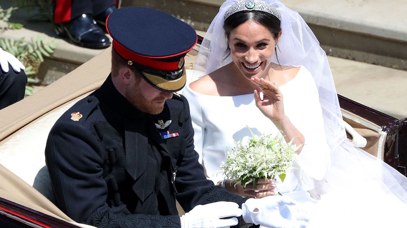  El príncipe Harry, duque de Sussex y su esposa Meghan, duquesa de Sussex, comienzan su recorrido en el carruaje de Ascot Landau después de la ceremonia de su boda en la capilla de San Jorge, el castillo de Windsor.