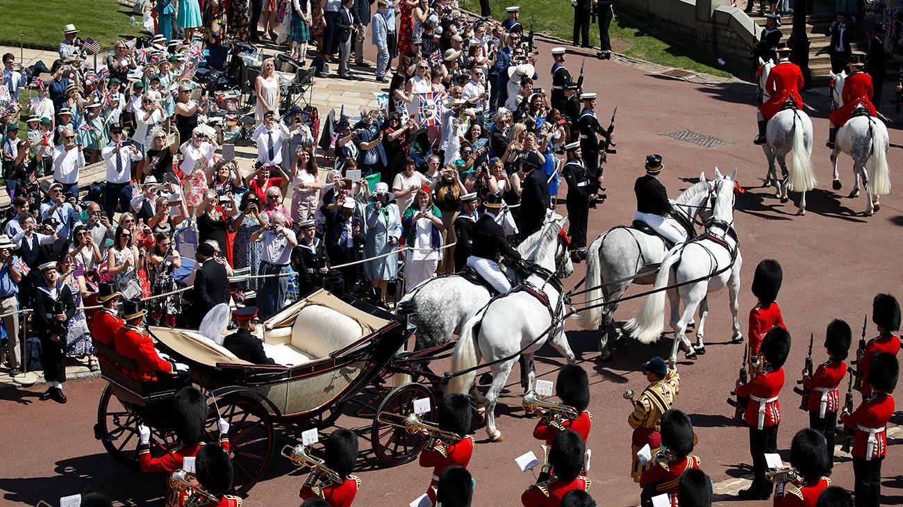  El príncipe Harry, duque de Sussex y su esposa Meghan, duquesa de Sussex, comienzan su recorrido en el carruaje de Ascot Landau después de la ceremonia de su boda en la capilla de San Jorge, el castillo de Windsor.