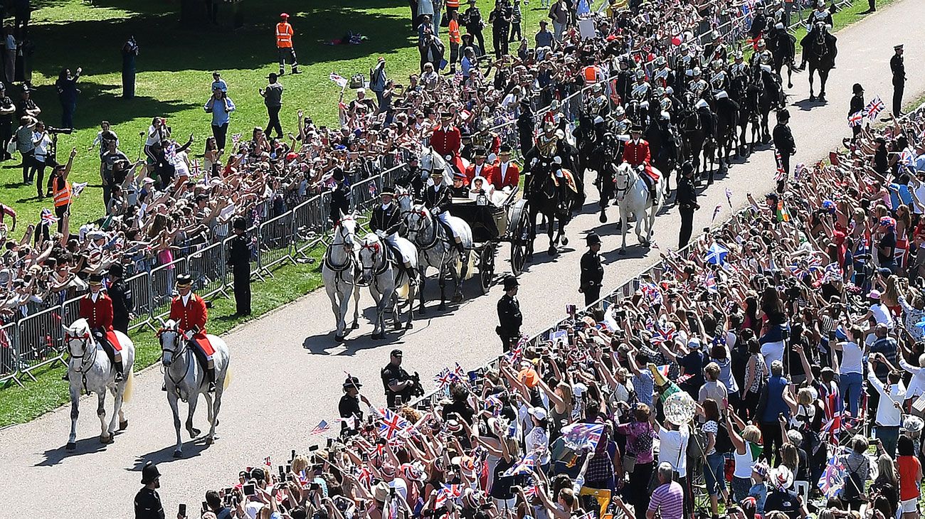 El príncipe Harry, duque de Sussex y su esposa Meghan, duquesa de Sussex, comienzan su recorrido en el carruaje de Ascot Landau después de la ceremonia de su boda en la capilla de San Jorge, el castillo de Windsor.