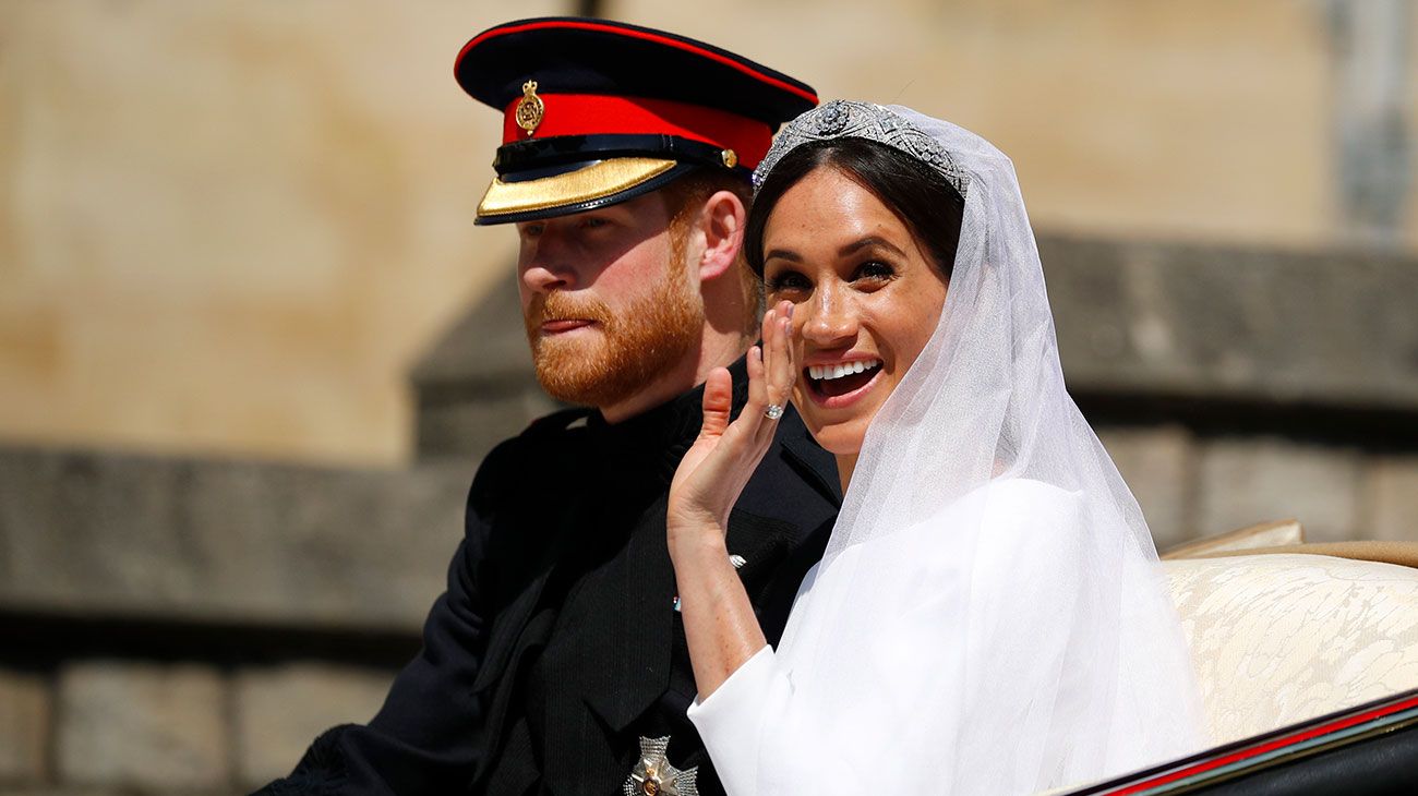 El príncipe Harry, duque de Sussex y su esposa Meghan, duquesa de Sussex, comienzan su recorrido en el carruaje de Ascot Landau después de la ceremonia de su boda en la capilla de San Jorge, el castillo de Windsor.