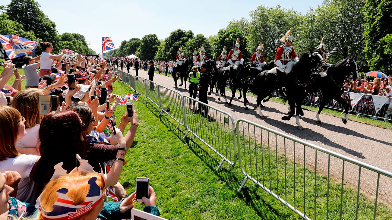 El príncipe Harry, duque de Sussex y su esposa Meghan, duquesa de Sussex, comienzan su recorrido en el carruaje de Ascot Landau después de la ceremonia de su boda en la capilla de San Jorge, el castillo de Windsor.