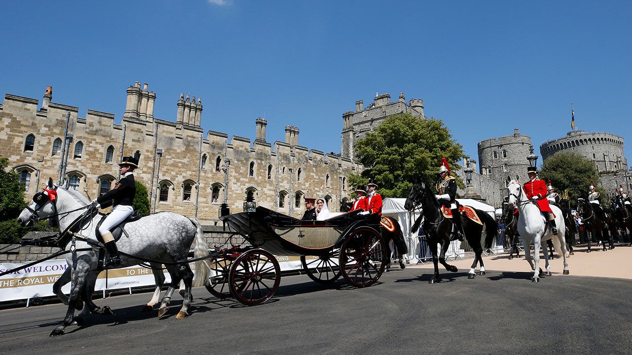 El príncipe Harry, duque de Sussex y su esposa Meghan, duquesa de Sussex, comienzan su recorrido en el carruaje de Ascot Landau después de la ceremonia de su boda en la capilla de San Jorge, el castillo de Windsor.