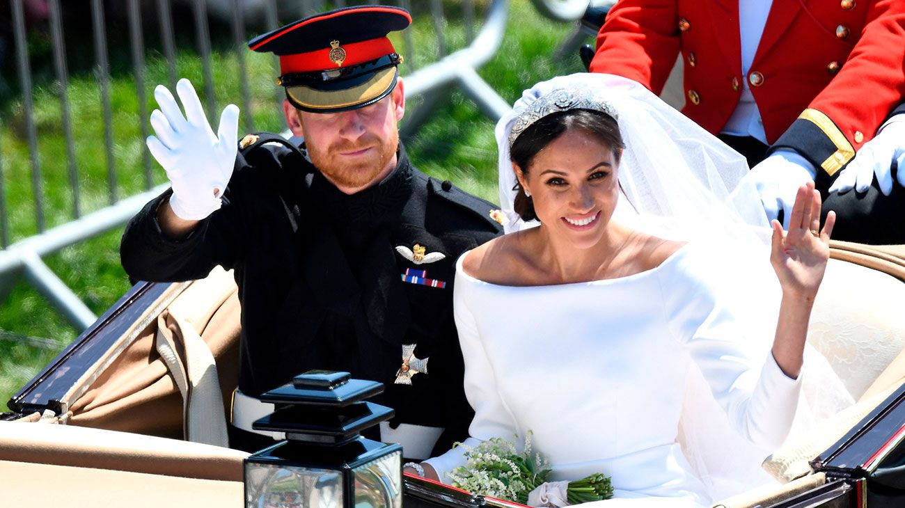 El príncipe Harry, duque de Sussex y su esposa Meghan, duquesa de Sussex, comienzan su recorrido en el carruaje de Ascot Landau después de la ceremonia de su boda en la capilla de San Jorge, el castillo de Windsor.