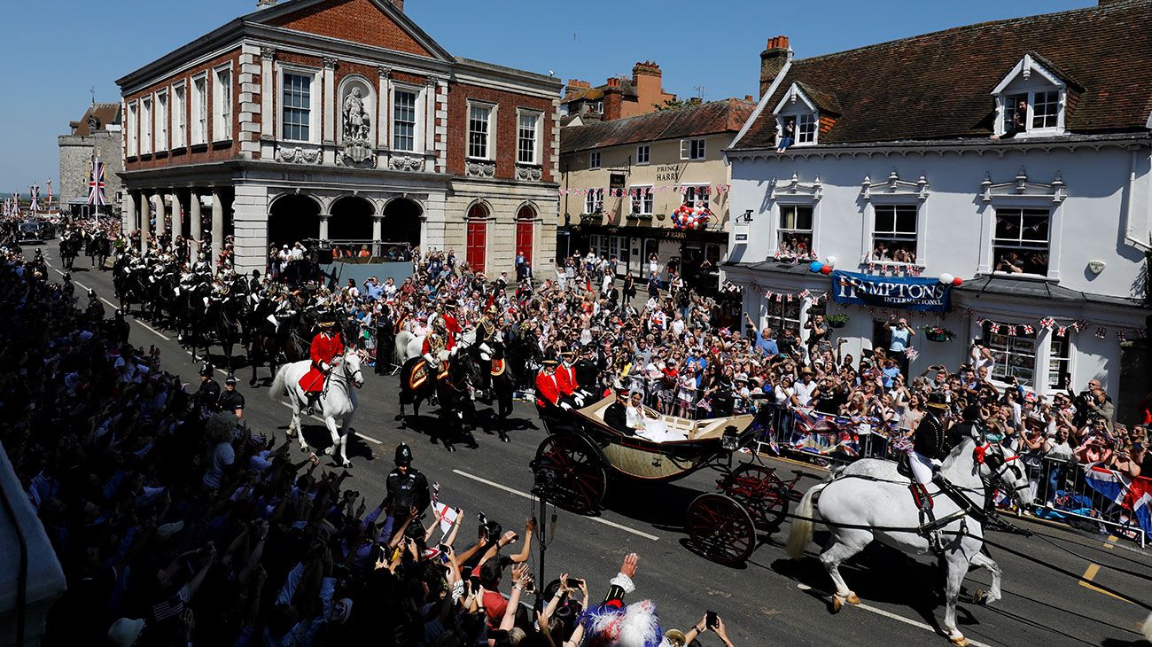 El príncipe Harry, duque de Sussex y su esposa Meghan, duquesa de Sussex, comienzan su recorrido en el carruaje de Ascot Landau después de la ceremonia de su boda en la capilla de San Jorge, el castillo de Windsor.