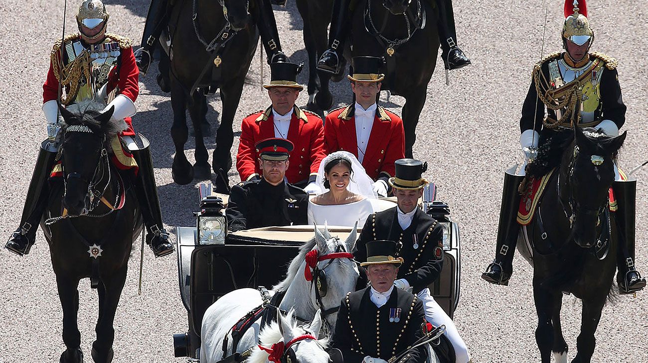 El príncipe Harry, duque de Sussex y su esposa Meghan, duquesa de Sussex, comienzan su recorrido en el carruaje de Ascot Landau después de la ceremonia de su boda en la capilla de San Jorge, el castillo de Windsor.