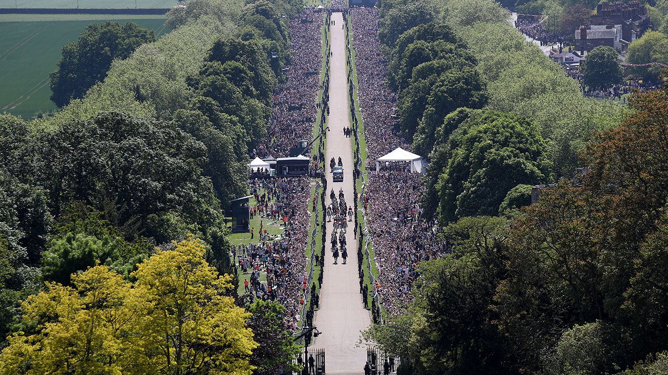 El príncipe Harry, duque de Sussex y su esposa Meghan, duquesa de Sussex, comienzan su recorrido en el carruaje de Ascot Landau después de la ceremonia de su boda en la capilla de San Jorge, el castillo de Windsor.