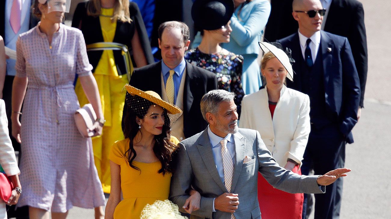 George Clooney y su esposa Amal Clooney llegan a la ceremonia de boda del Príncipe Harry y Meghan Markle en la Capilla de San Jorge en Windsor