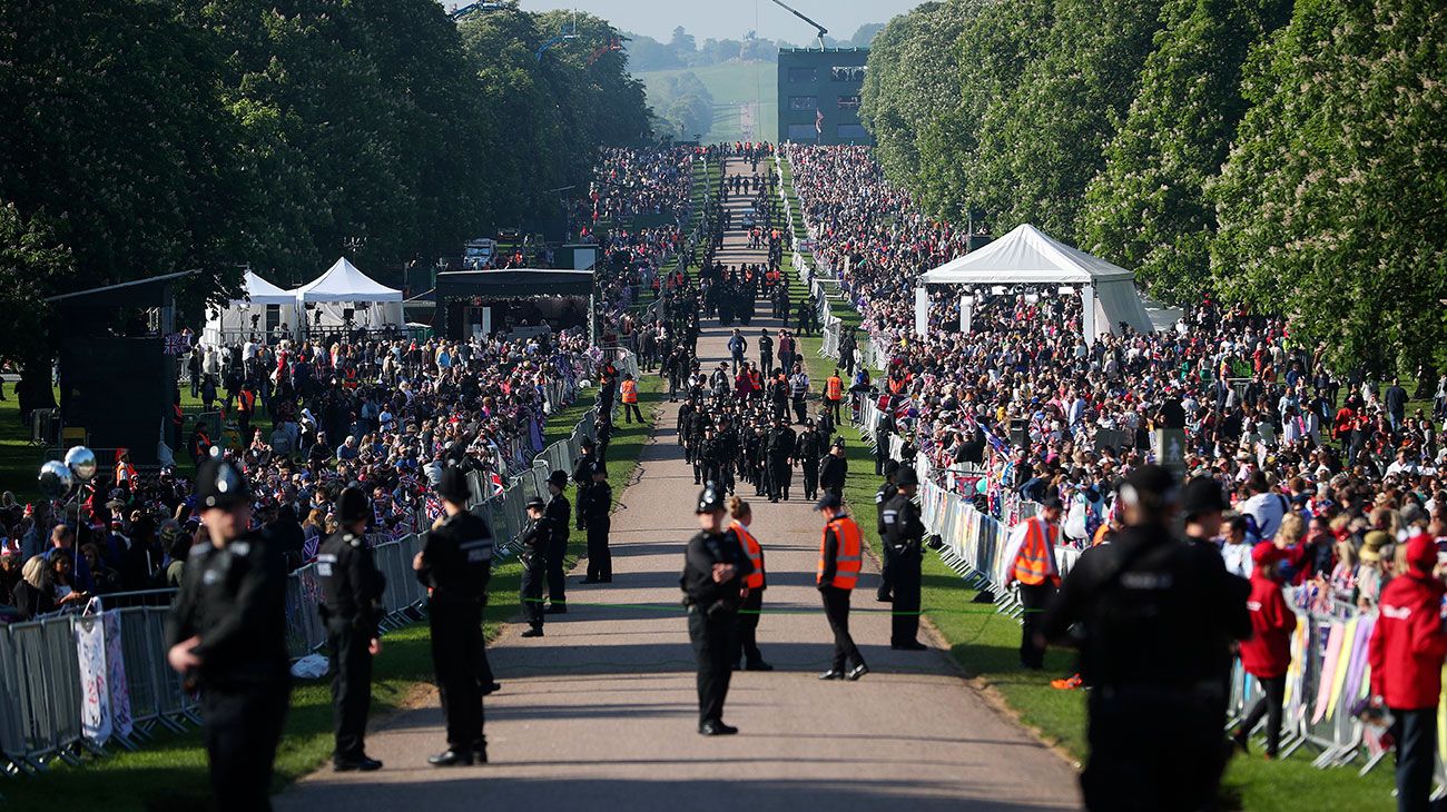 Los fanáticos reales se reúnen en el largo paseo fuera del castillo de Windsor antes de la ceremonia de boda del príncipe Harry y Meghan Markle en la capilla de San Jorge en el castillo de Windsor en Windsor